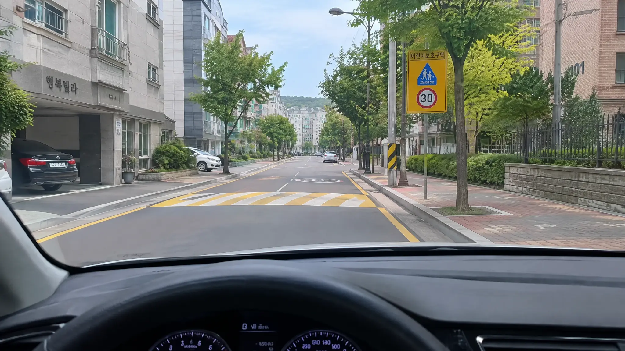 강사님과 스타일이 안 맞으면? 운전연수 인턴 100% 무상 강사 교체 보장제 대표 이미지 친절하고 검증된 강사와 함께 집 주변 골목길과 한적한 이면도로를 주행하는 모습